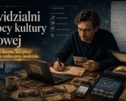 Grafika przedstawia mężczyznę pracującego przy biurku nad lokalnymi materiałami historycznymi: starymi fotografiami, dokumentami, notatkami, laptopem, skanerem, telefonem i tabletem. W tle widać elementy formularzy, wyszukiwarki i cyfrowych interfejsów, symbolizujące system, który korzysta z dorobku twórców cyfrowych, ale nie zawsze ich dostrzega. Na grafice znajduje się tytuł: „Niewidzialni parobcy kultury cyfrowej” oraz podtytuł: „Kto tworzy za darmo, kto płaci przy kasie, kto znika przy podziale”.
