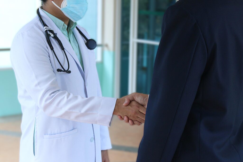 NIE&nbsp;WYLEWAJMY MEDYKÓW Z&nbsp;KĄPIELĄ czyli o&nbsp;zarobkach lekarzy