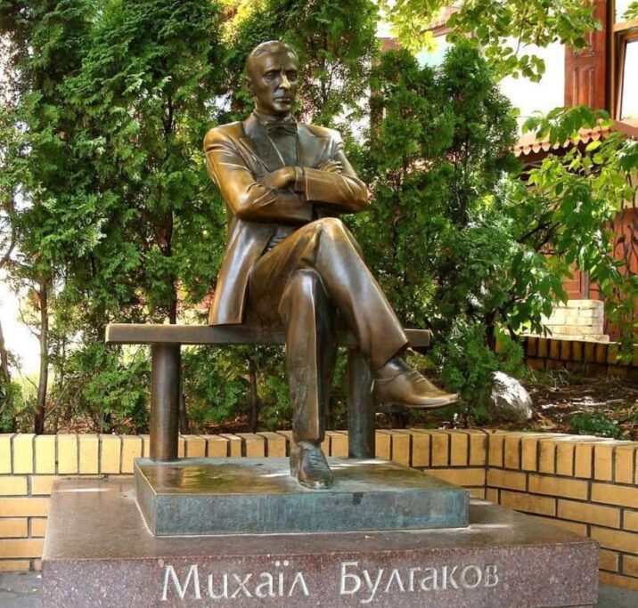 Demontaż pomnika Michaiła Bułhakowa