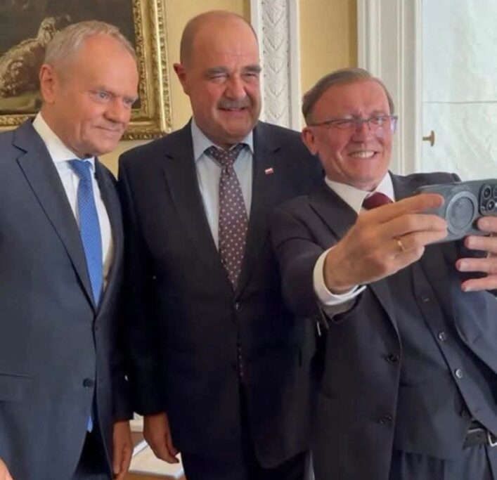 Polska tonie, a&nbsp;Tusk bawi się w&nbsp;komedianta. To&nbsp;nie&nbsp;jest „Ranczo”!