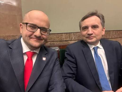„PISBOT” zamiast Tuska bije w&nbsp;Morawieckiego. Locha Plus i&nbsp;Koryto Plus – czy&nbsp;prawica sama się zaora?