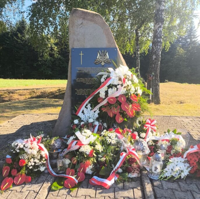 Pamięć o&nbsp;42 ofiarach Za&nbsp;Górą w&nbsp;Święto Wojska Polskiego