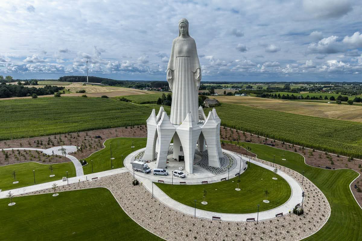 Pomnik Maryi w&nbsp;Konotopiu. Wielki monument, mało duchowości?