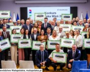 Uczestnicy, laureaci, organizatorzy i przedstawiciele władz Województwa Małopolskiego podczas gali jubileuszowej X edycji konkursu „Małopolska Wieś 2026” w Krakowie. Przedstawiciele nagrodzonych sołectw trzymają dyplomy i wyróżnienia.